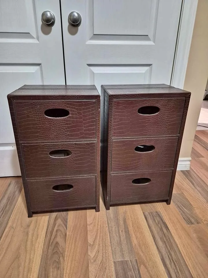 2 side tables with drawers