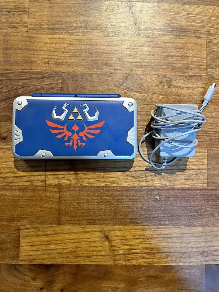 RARE Nintendo Hylian Shield 2DS XL