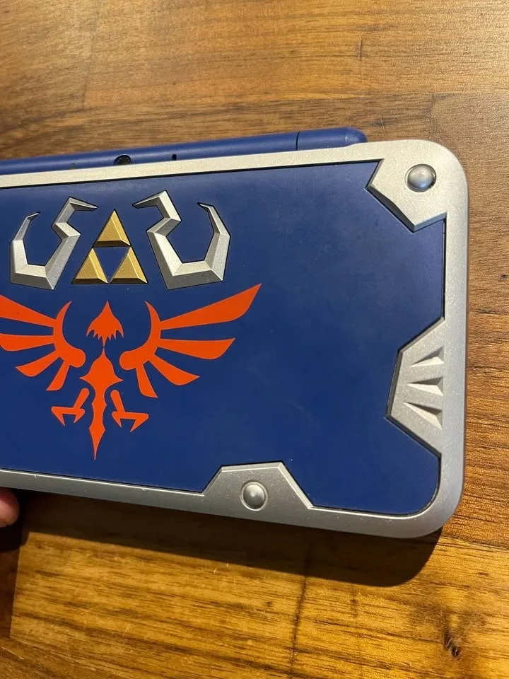 RARE Nintendo Hylian Shield 2DS XL image indicator(2)