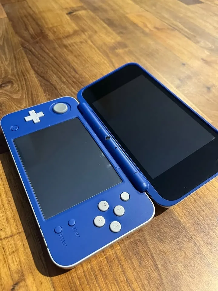 RARE Nintendo Hylian Shield 2DS XL image indicator(4)