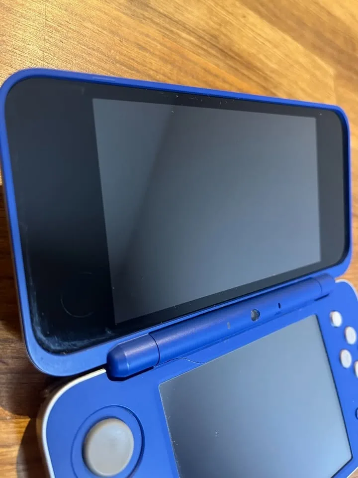 RARE Nintendo Hylian Shield 2DS XL image indicator(5)