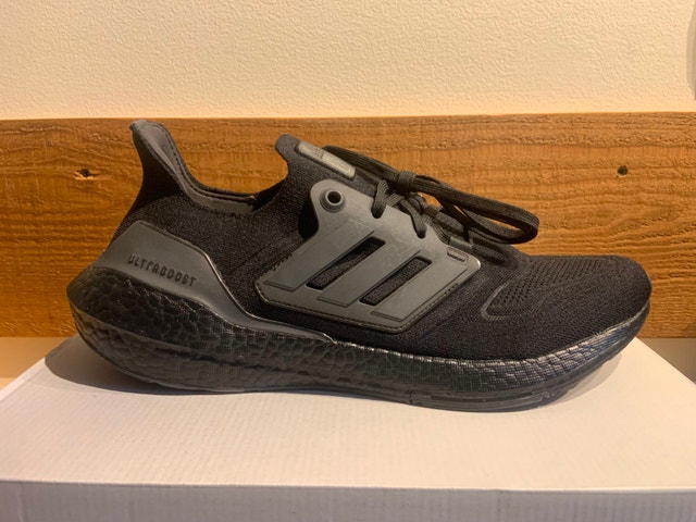 New Adidas Ultra Boost 22 - Size 12 Men
