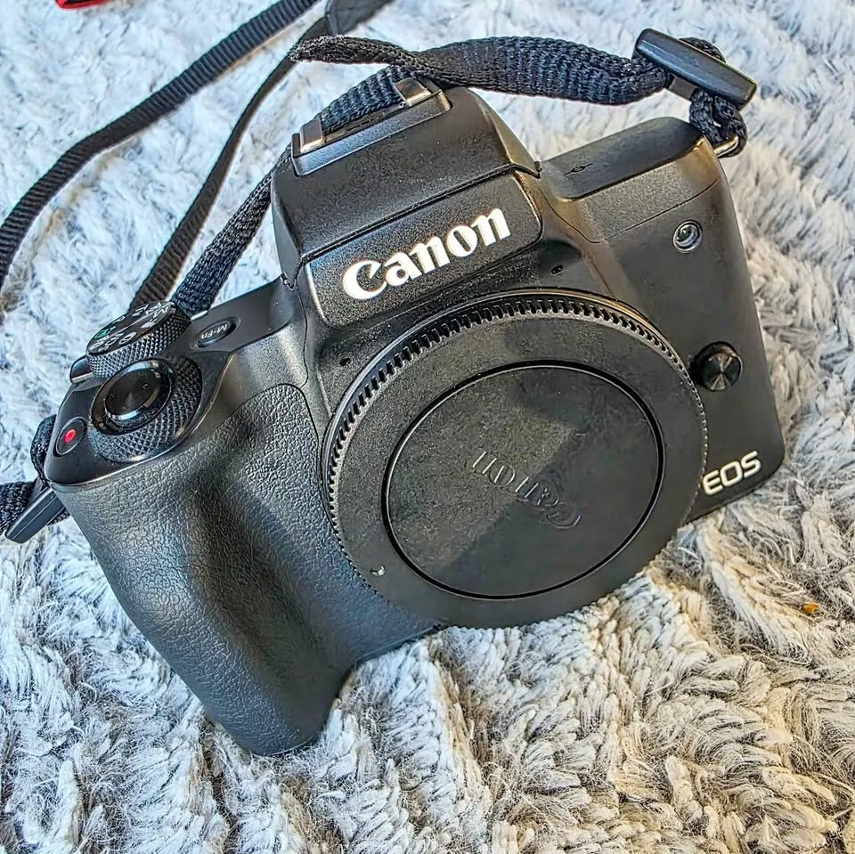 Canon EOS M50 - Complete Creator Bundle! image indicator(2)