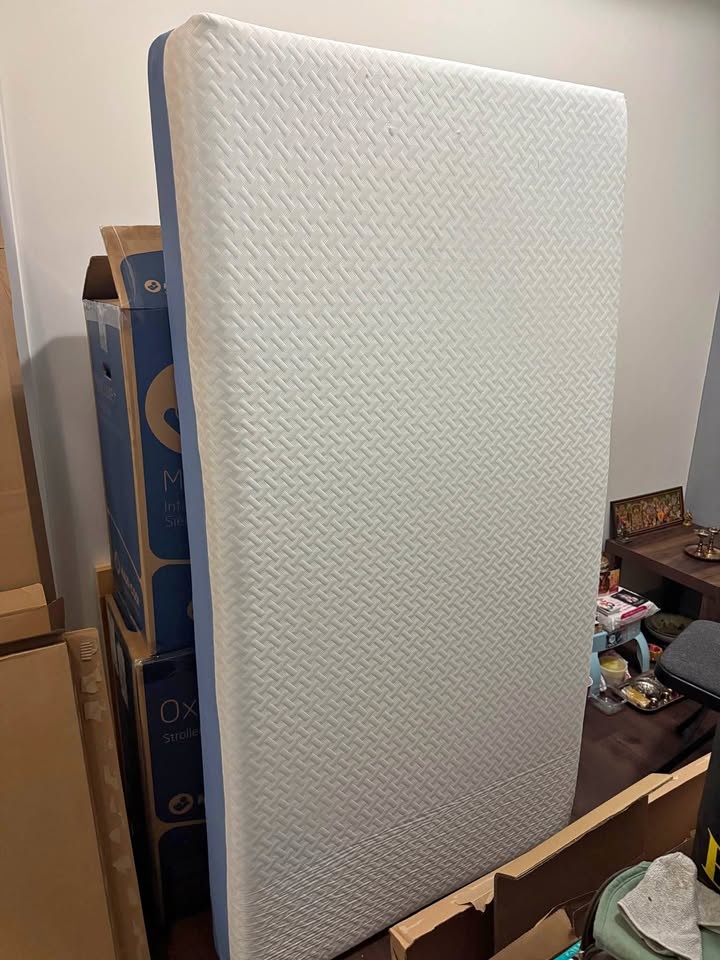 Brand New Zinus 8 inch twin memory foam mattress - photo 3