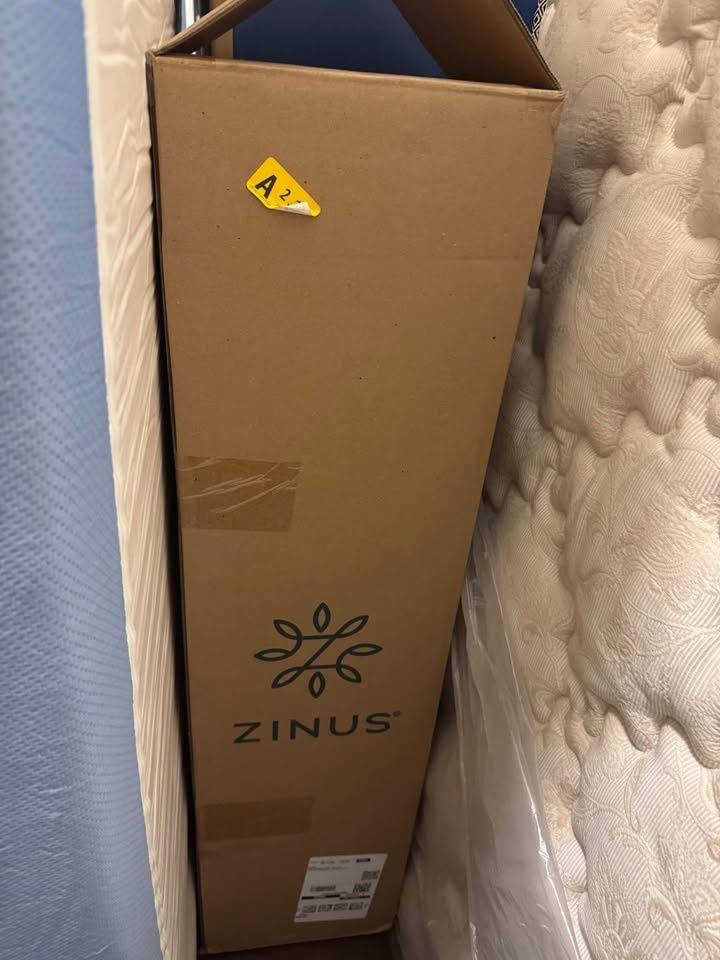 Brand New Zinus 8 inch twin memory foam mattress - photo 4