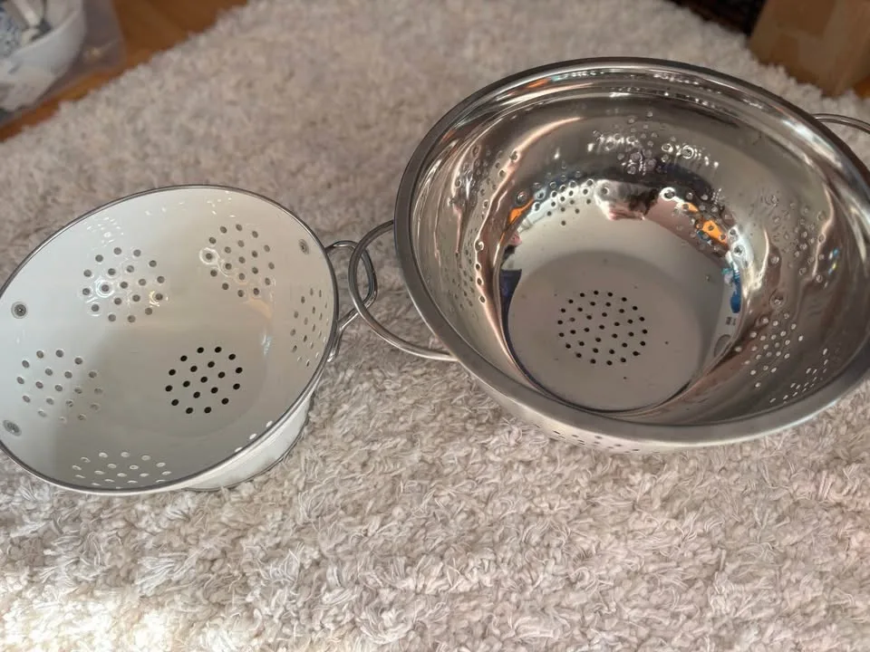 Two Colanders/ Strainers image indicator(2)