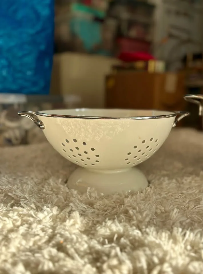 Two Colanders/ Strainers image indicator(3)