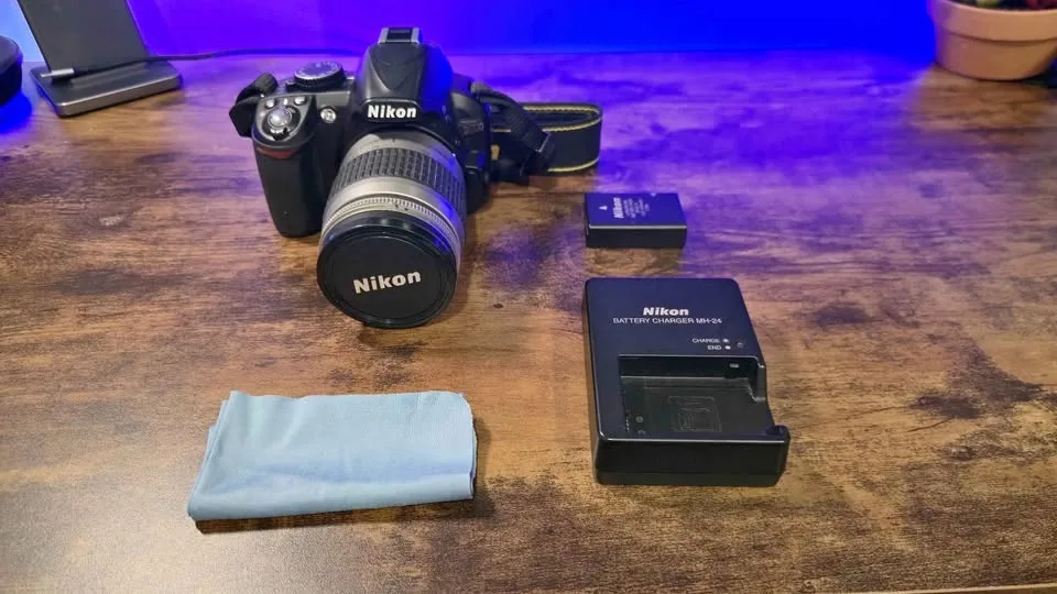 Nikon D3100 + 28–80mm + Battery + Charger