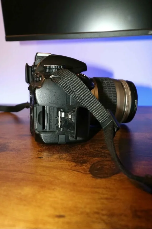 Nikon D3100 + 28–80mm + Battery + Charger image indicator(6)