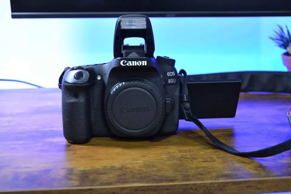 Canon EOS 80D Body + Battery + Charger — Excellent Condition image indicator(2)