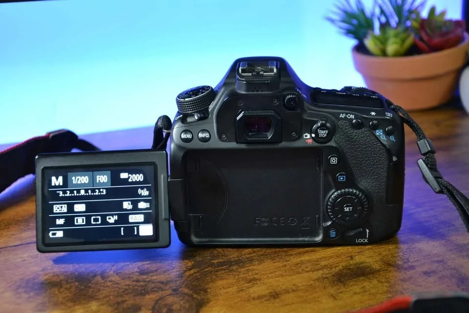 Canon EOS 80D Body + Battery + Charger — Excellent Condition image indicator(3)