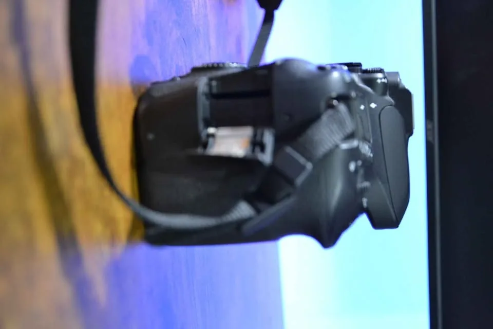 Canon EOS 80D Body + Battery + Charger — Excellent Condition image indicator(7)