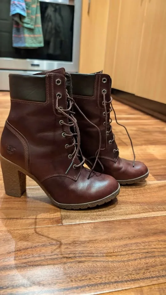 Timberland 3" heels. Burgundy leather. Waterproof. Fit size 8.5- image indicator(2)