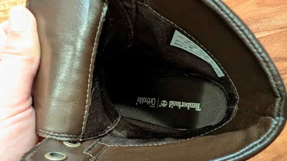 Timberland 3" heels. Burgundy leather. Waterproof. Fit size 8.5- image indicator(3)