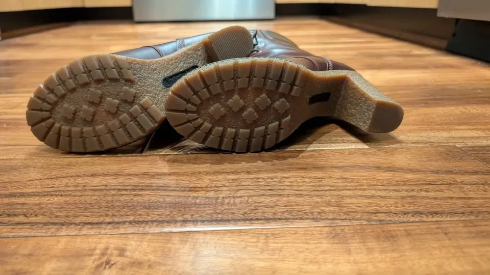 Timberland 3" heels. Burgundy leather. Waterproof. Fit size 8.5- image indicator(4)