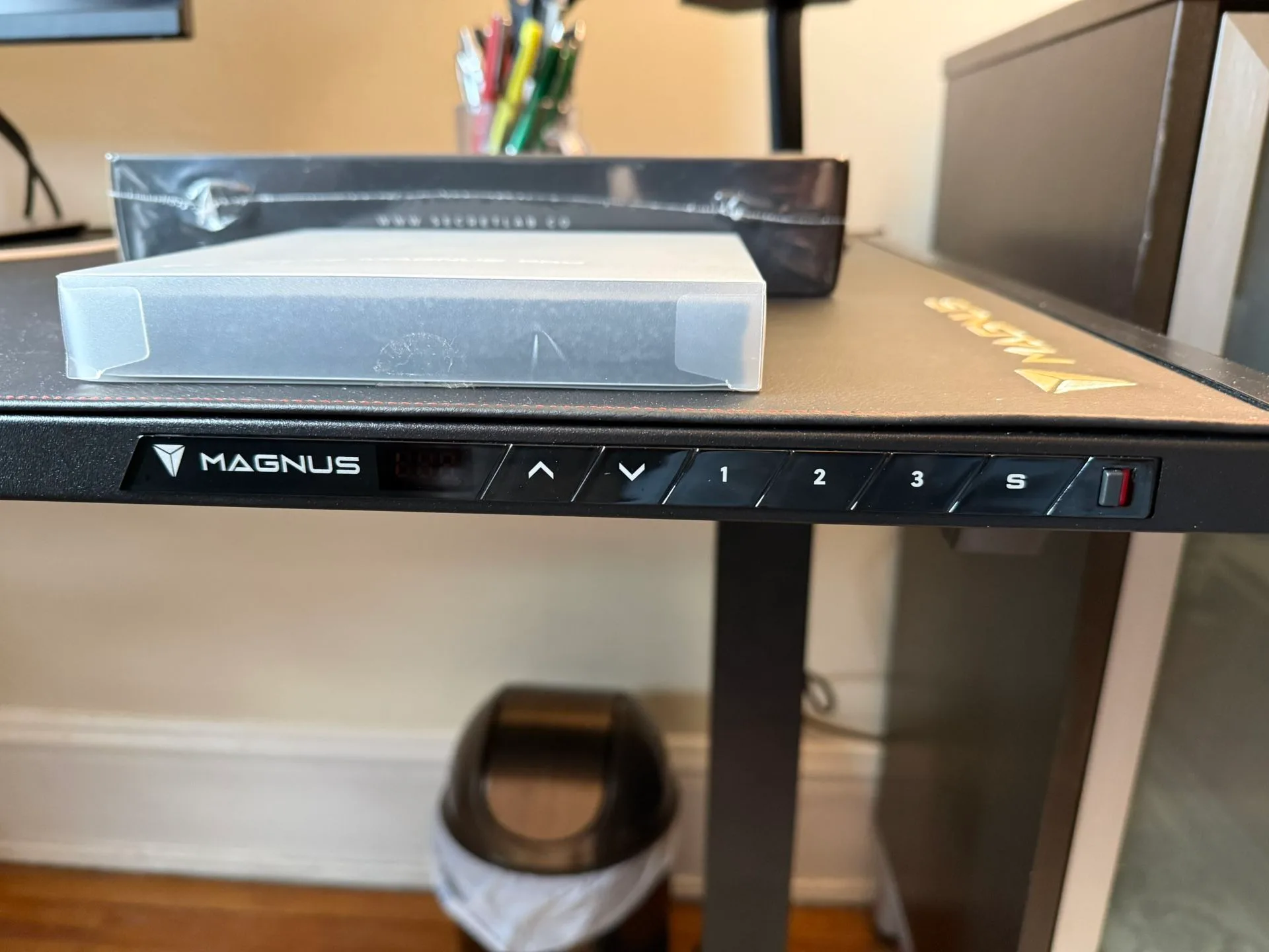 Used SecretLab MAGNUS Pro Gaming Desk image indicator(2)