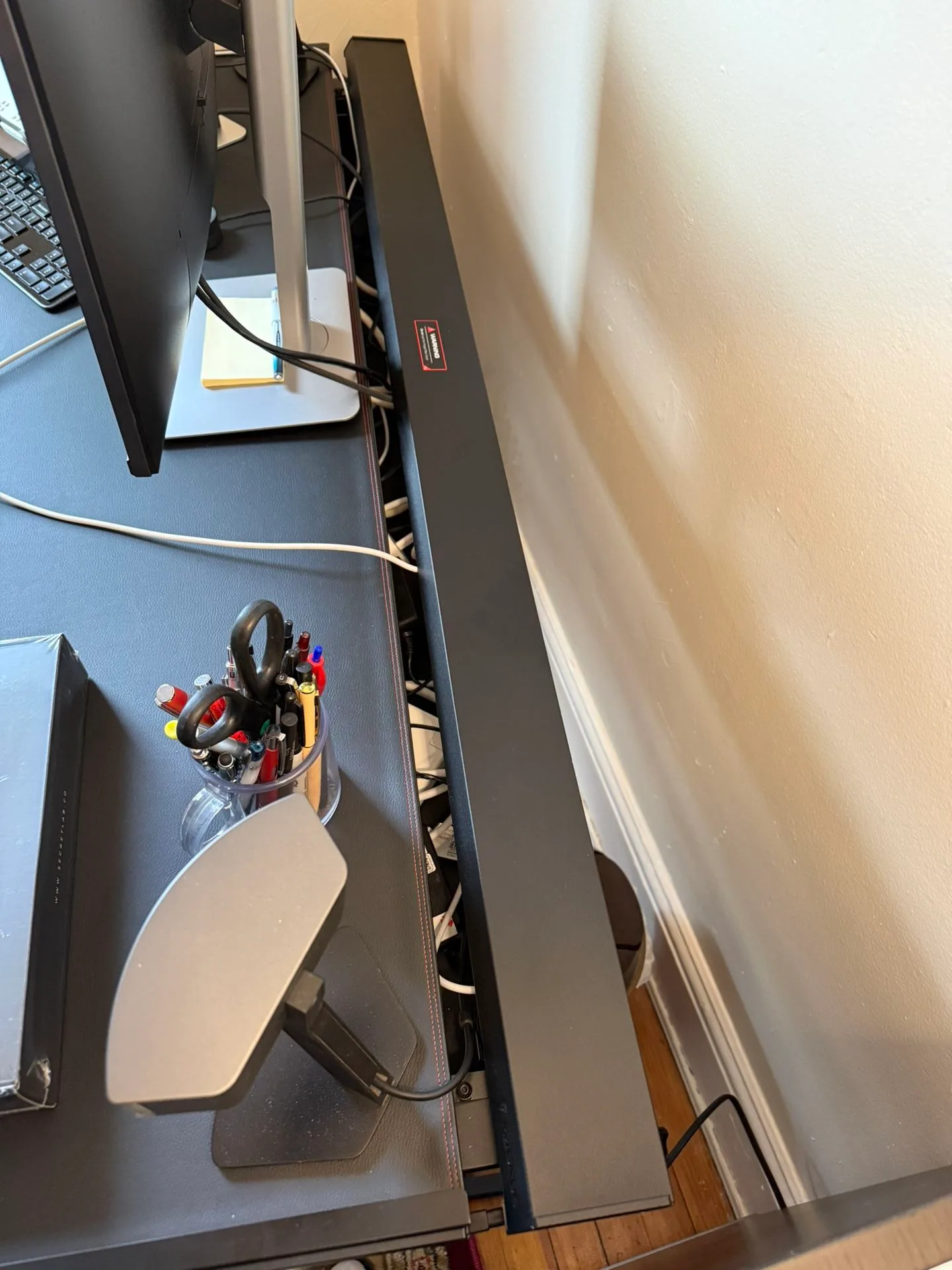 Used SecretLab MAGNUS Pro Gaming Desk image indicator(4)