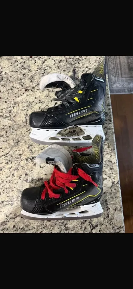 Bauer Supreme M40 hockey skates, size 13.5 image indicator(2)
