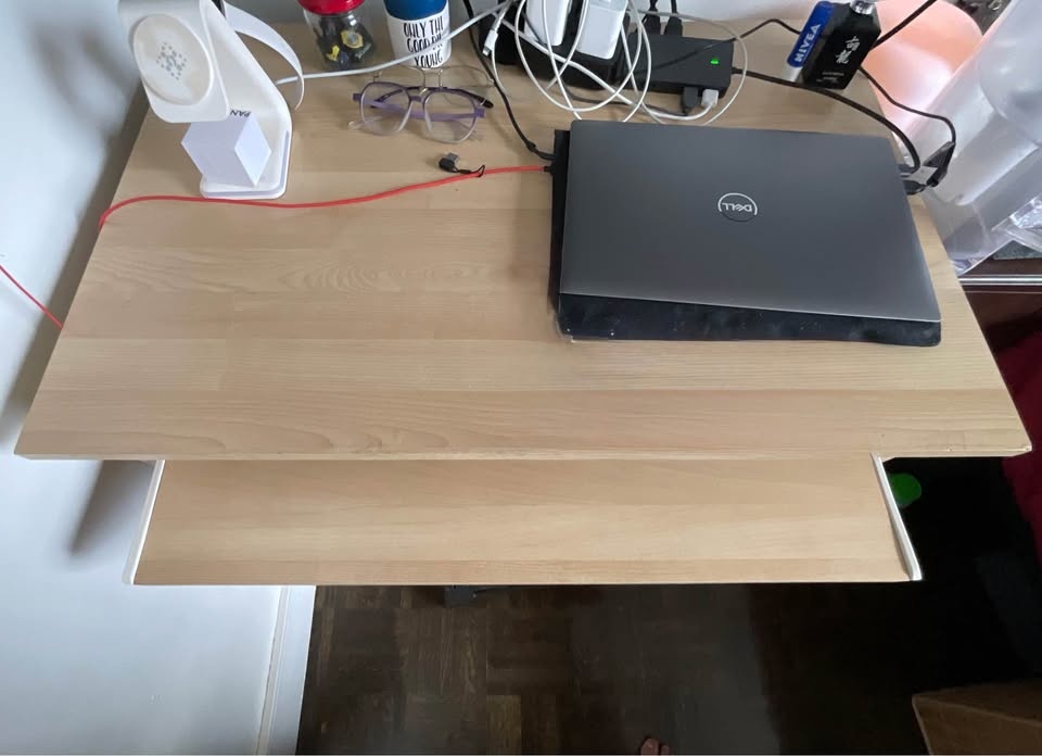 Desk - photo 2