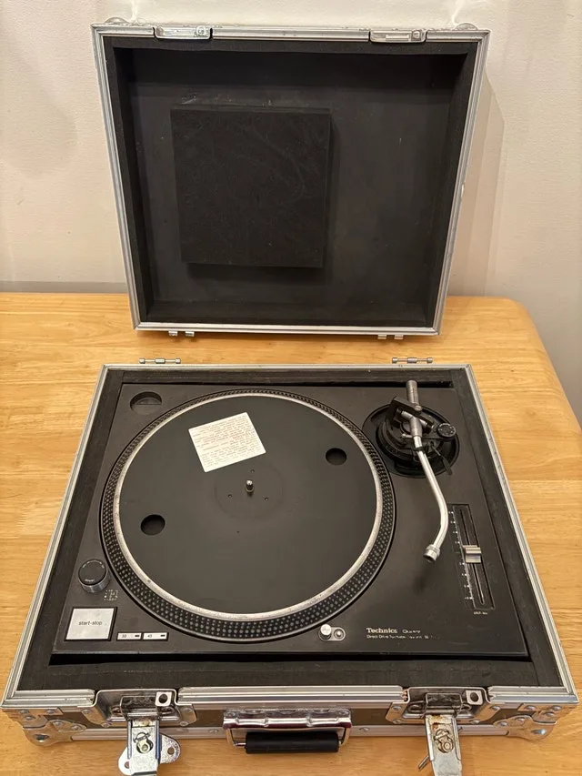 Black Technics SL-1200 MK2 with Hard Case image indicator(3)