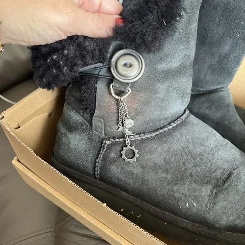 Black UGG Bailey Button Boots Fits As Size 8 image indicator(2)