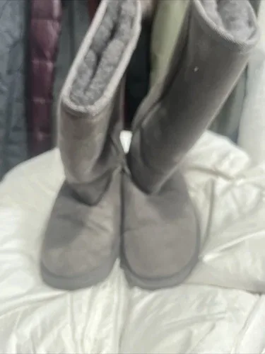 UGG CLASSIC TALL GREY SUEDE SHEEPSKIN BOOTS SIZE US YOUTH 4 FIT' image indicator(3)