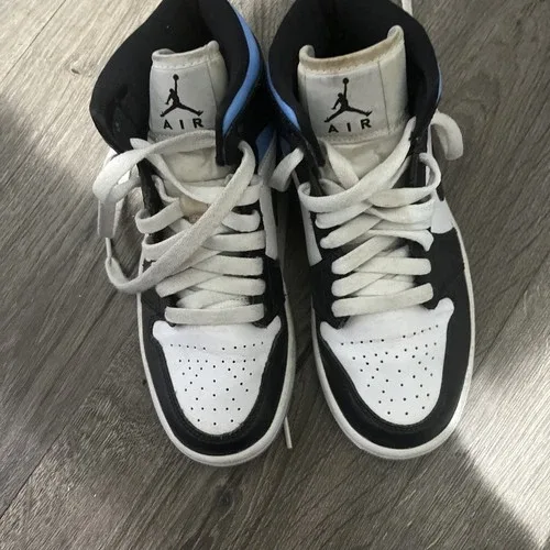 Nike Air Jordan 1 Mid University Blue Black Size 6 Women’s