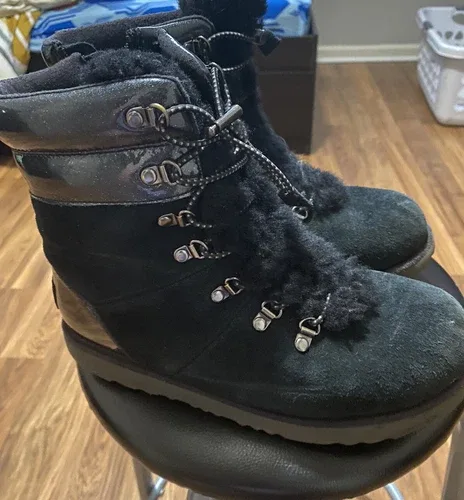 UGG Australia Kids Unisex Sz 4 Viki Boots