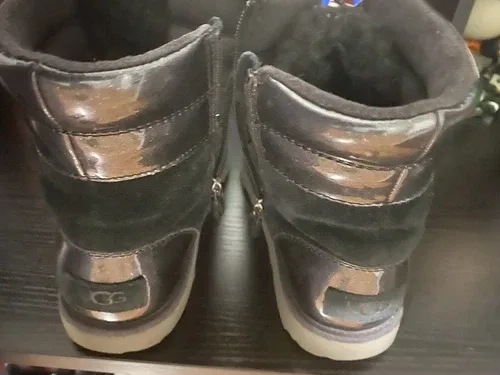 UGG Australia Kids Unisex Sz 4 Viki Boots image indicator(3)