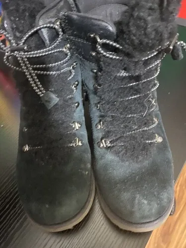 UGG Australia Kids Unisex Sz 4 Viki Boots image indicator(4)