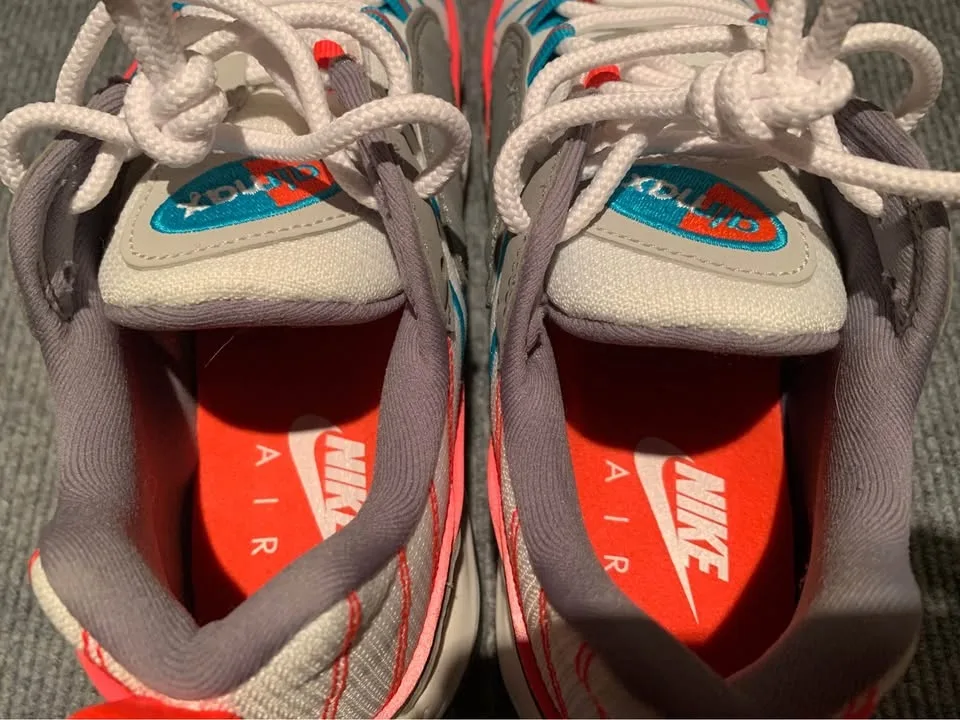 NEVER WORN - Women’s Nike Air Max 98: Size 8.5 image indicator(7)