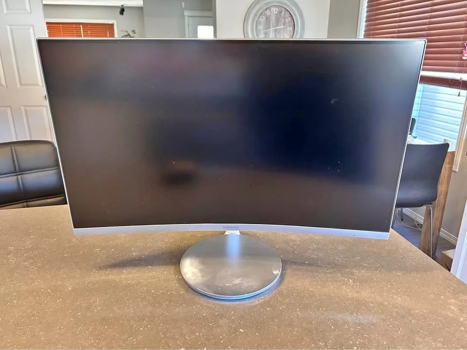 Curved monitor 24”