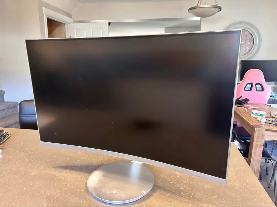 Curved monitor 24” image indicator(2)