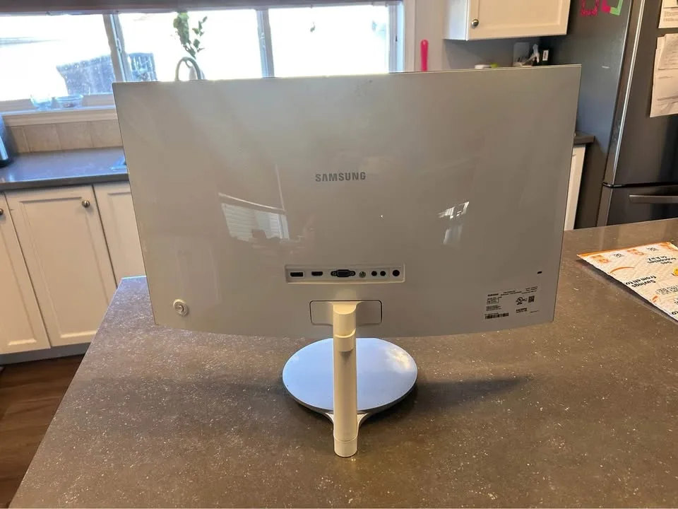 Curved monitor 24” image indicator(3)