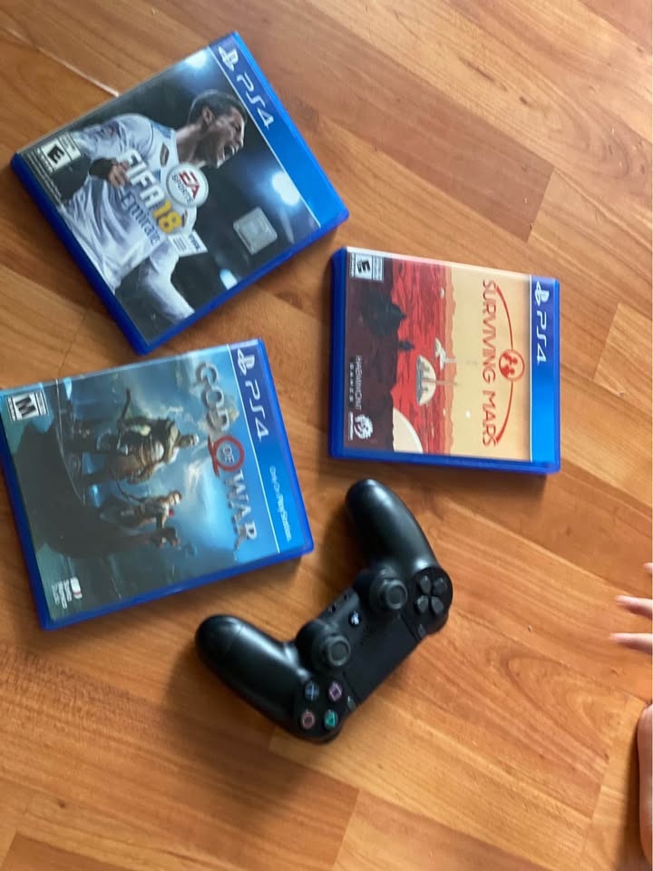 PlayStation 4 Pro 1TB Console, 3 controllers and 3 games - photo 3