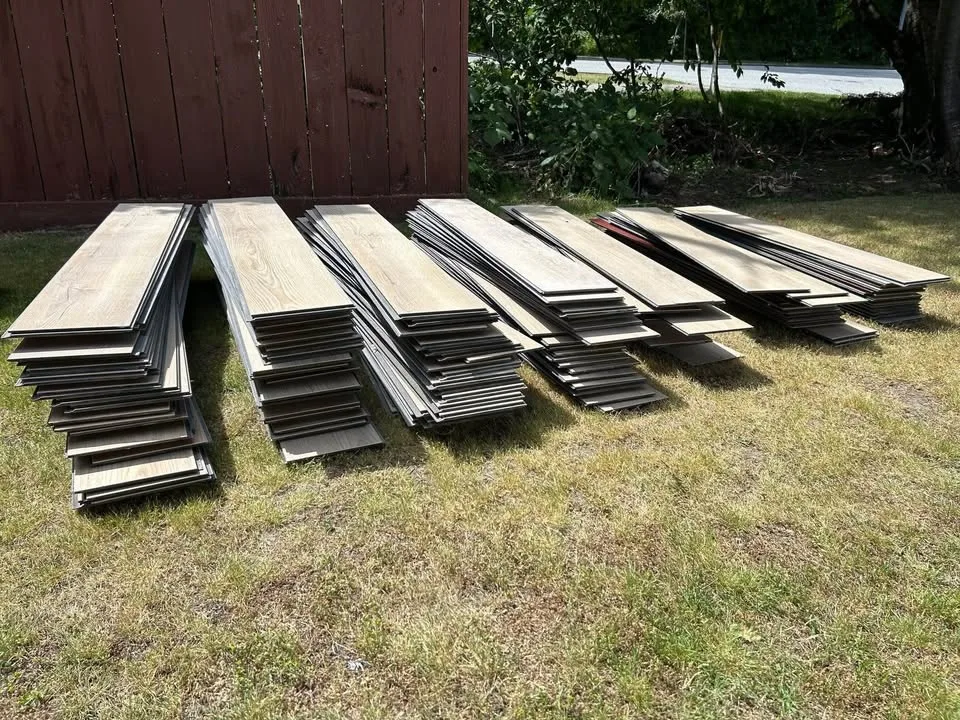 Vinyl Plank Flooring – 300 Sq Ft – High Quality image indicator(2)