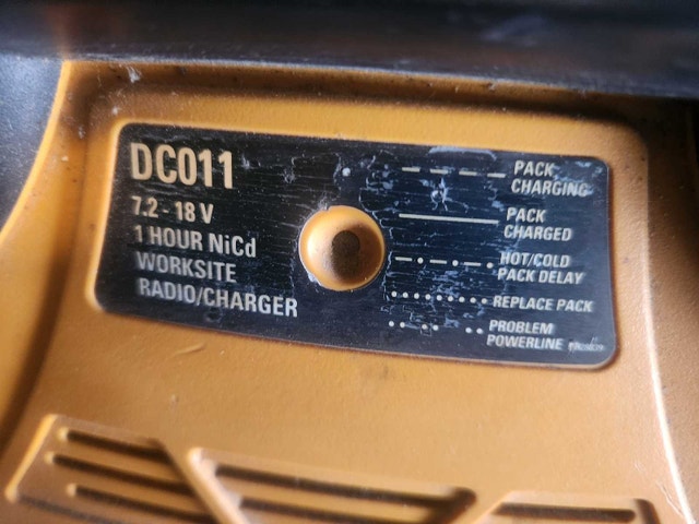 Dewalt construction radio - photo 2
