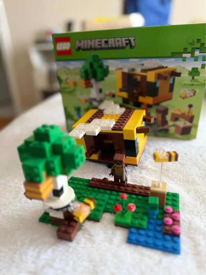 Lego Minecraft The bee cottage image indicator(2)