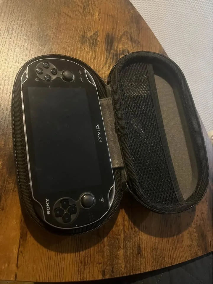 PS Vita with games and case image indicator(3)