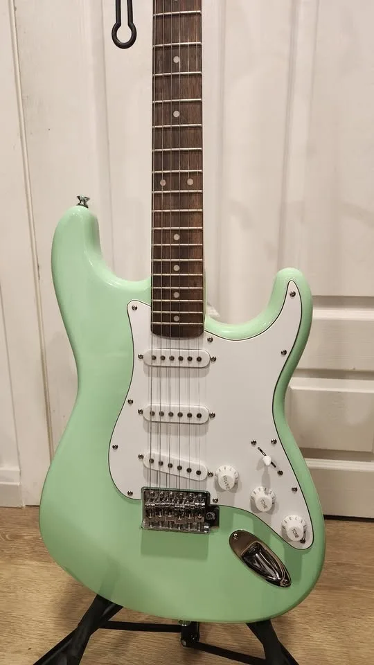 $280 Squier Stratocaster - Surf Green - Affinity Series image indicator(3)