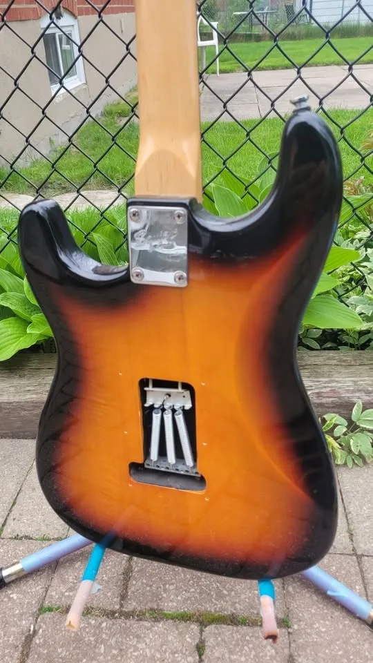 $240 Squier Bullet Stratocaster - Brown Sunburst image indicator(7)