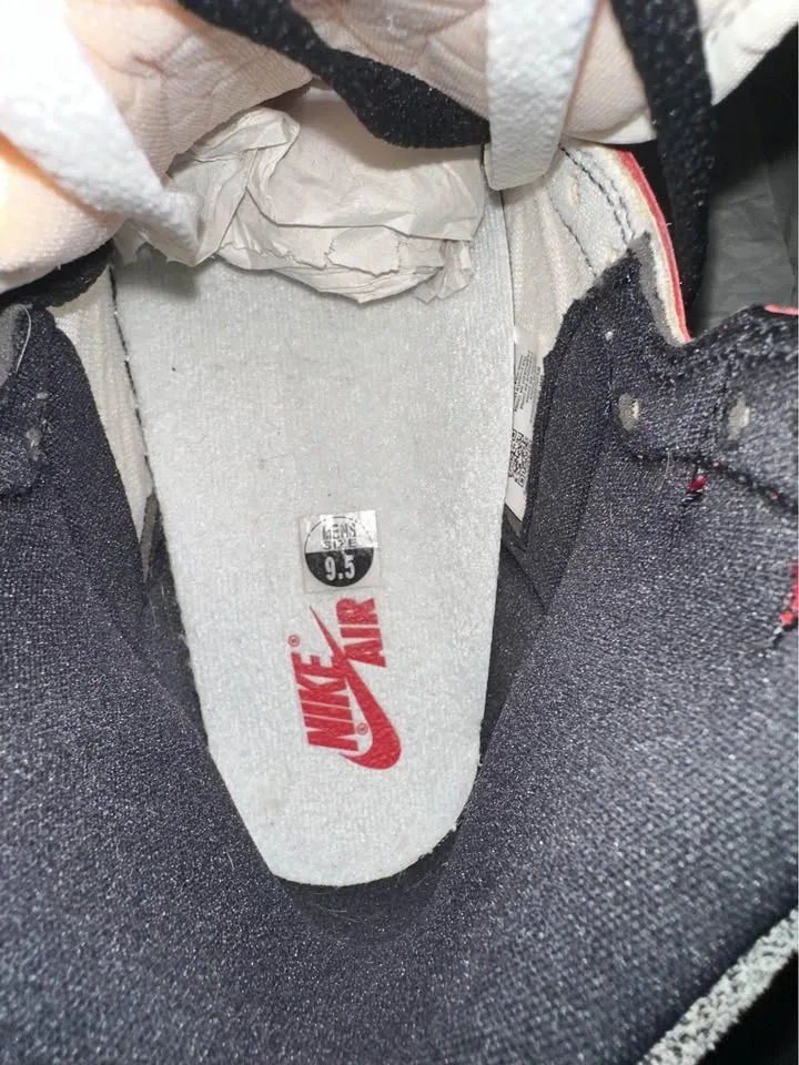 Air Jordan 1 Chicago Lost & Found size 9.5 mens image indicator(2)