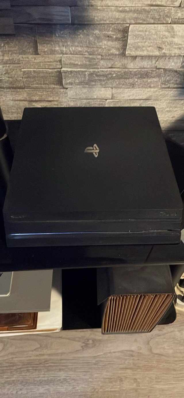PlayStation 4 Pro- 1 terabyte