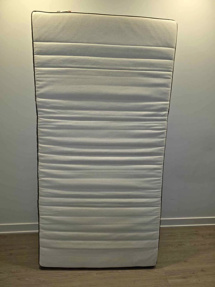 MOVING OUT!!! Twin mattress - Spring