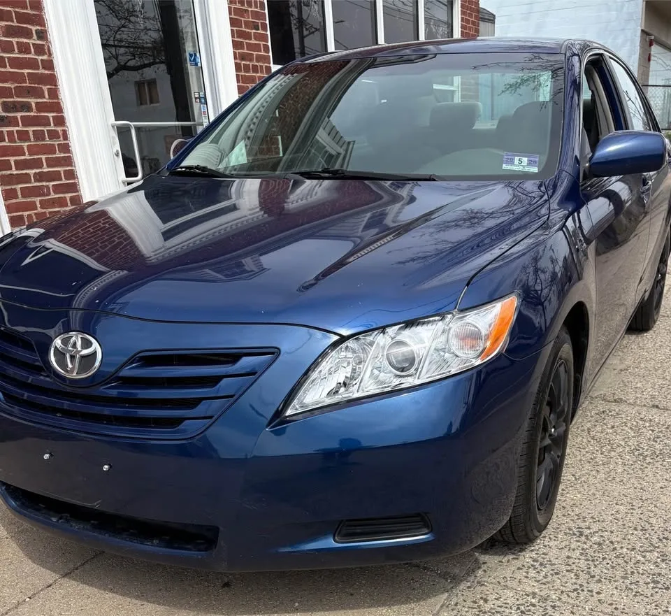 2009 Toyota Camry · LE Sedan 4D image indicator(2)