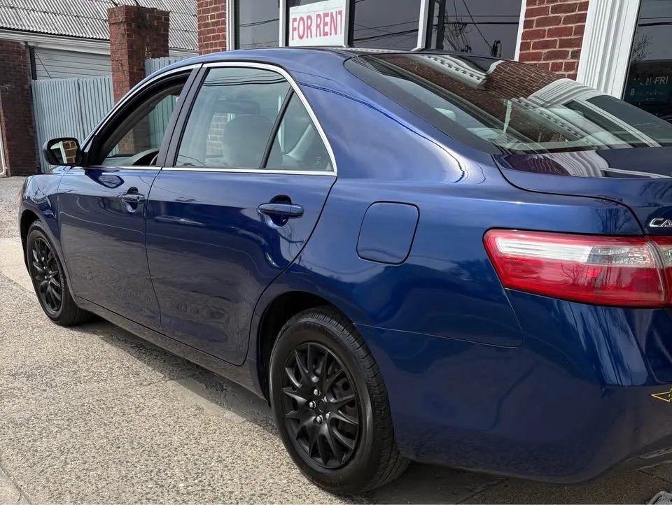 2009 Toyota Camry · LE Sedan 4D image indicator(6)