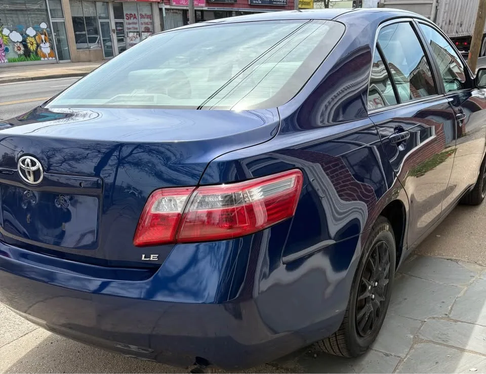 2009 Toyota Camry · LE Sedan 4D image indicator(9)