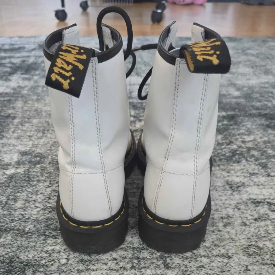 Dr Martens boots image indicator(6)