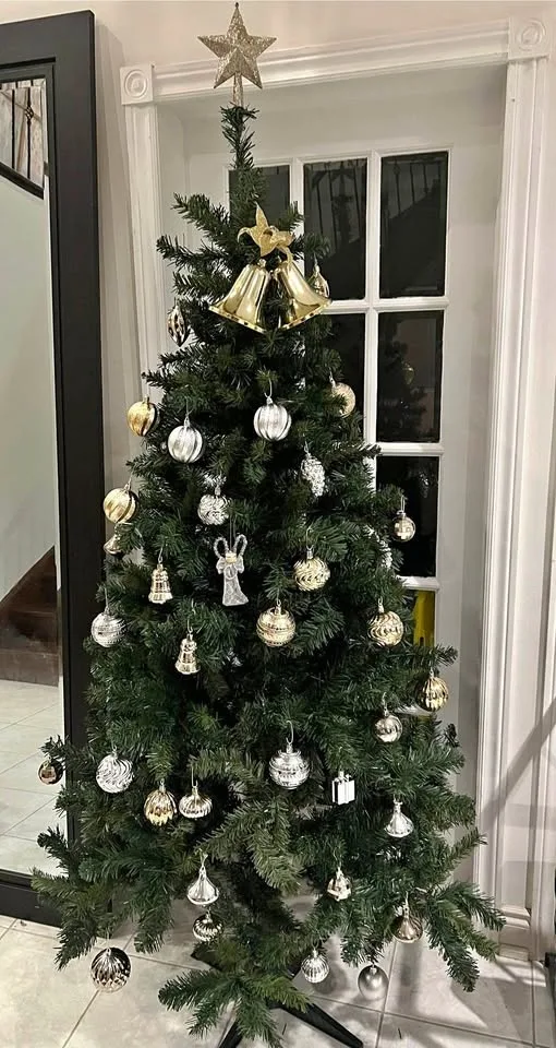 Artificial Christmas tree with ornaments (6 foot)