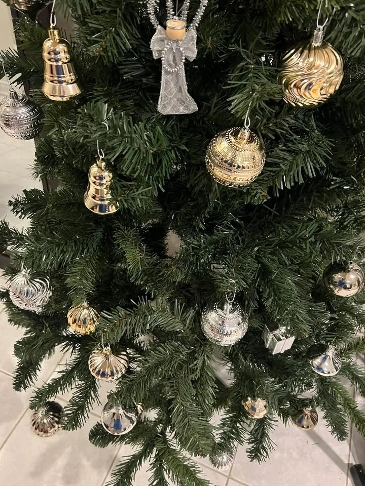 Artificial Christmas tree with ornaments (6 foot) image indicator(4)